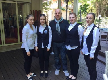 A tu dziewczęta z hotelarstwa z właścicielem sieci hoteli Kursaal w Rimini