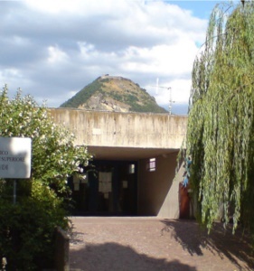 Wejście główne do szkoły w Novafeltrii